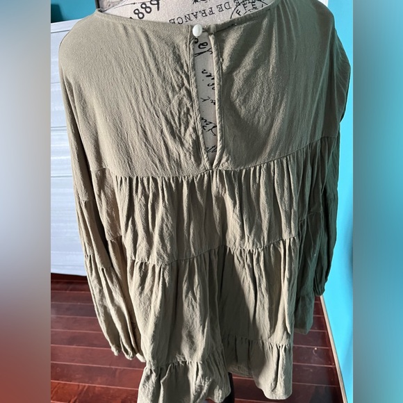 Gorgeous new blouse - Picture 3 of 3